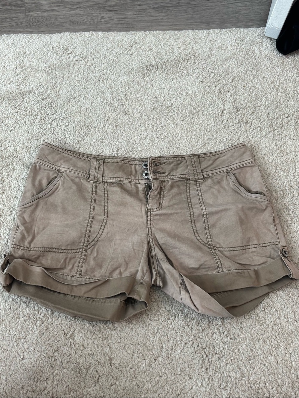 Vintage GUESS Women’s Casual Roll-Hem Shorts in Taupe